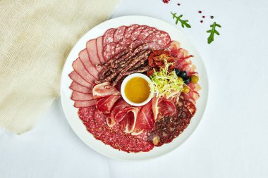 Açık arkaplanda sosis kesikli tabak