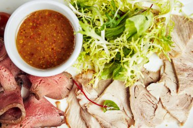 Hafif bir arka planda bir tabak meze.