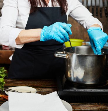 Aşçı kızarmış tavuk budu.