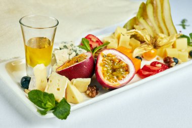 Hafif bir arka planda peynirli ve meyveli atıştırmalıklar