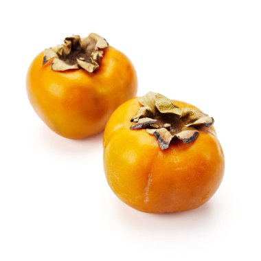 İki olgun hurma beyaz bir arkaplanda izole edilir