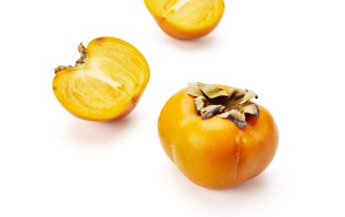 İki olgun hurma beyaz bir arkaplanda izole edilir