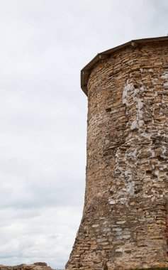 Kule arka planındaki eski tuğla duvar