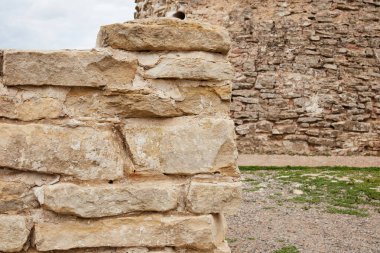 Kule arka planındaki eski tuğla duvar