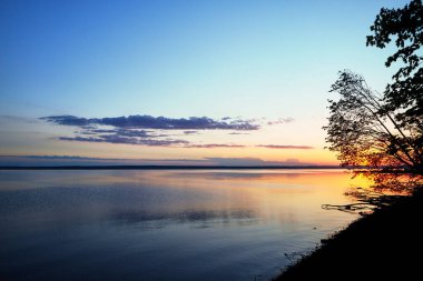 Peyzaj nehri kıyısı akşam batımı