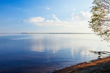 Akşamları manzara nehir kıyısı kararır.