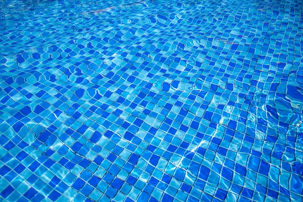 Sıcak bir günde, havuzda parlak mavi bir su