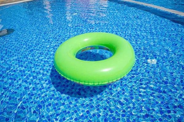 Een Grote Groene Rubberen Cirkel Drijft Het Water Het Zwembad — Stockfoto