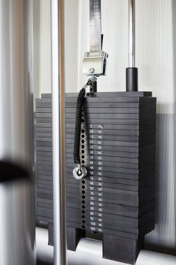 Spor salonundaki simülatörde ağırlıklar