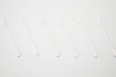 Kulak çubukları beyaz arka plana saçılmış.