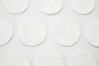 Işık arkaplanındaki yüz deseni için pamuk pedleri