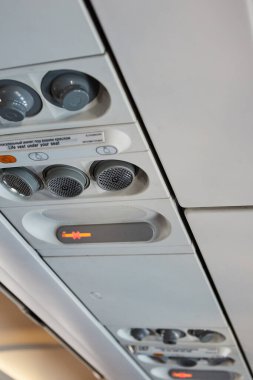 Kazan, Rusya - 07.23.2021: emniyet kemerlerinizi bağlamak için işaret levhası olan bir uçağın torpidosu