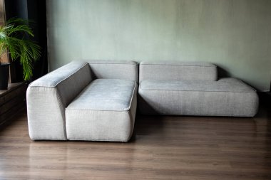 İç kısmında panoramik pencereli modülleri olan yumuşak döşemeli bir kanepe.