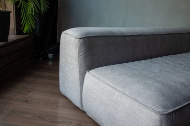 İç kısmında panoramik pencereli modülleri olan yumuşak döşemeli bir kanepe.