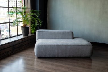 İç kısmında panoramik pencereli modülleri olan yumuşak döşemeli bir kanepe.