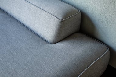 İç kısmında panoramik pencereli modülleri olan yumuşak döşemeli bir kanepe.