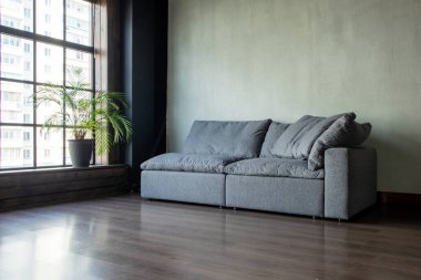 İç kısmında panoramik pencereli modülleri olan yumuşak döşemeli bir kanepe.