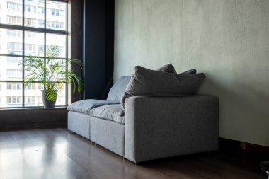 İç kısmında panoramik pencereli modülleri olan yumuşak döşemeli bir kanepe.