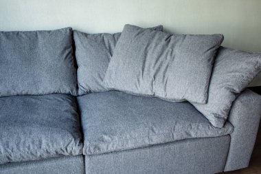 İç kısmında panoramik pencereli modülleri olan yumuşak döşemeli bir kanepe.