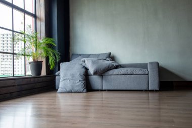 İç kısmında panoramik pencereli modülleri olan yumuşak döşemeli bir kanepe.