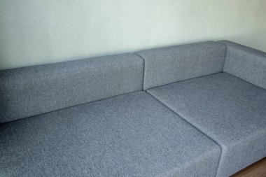 İç kısmında panoramik pencereli modülleri olan yumuşak döşemeli bir kanepe.