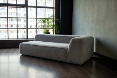 İç kısmında panoramik pencereli modülleri olan yumuşak döşemeli bir kanepe.