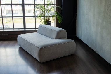 İç kısmında panoramik pencereli modülleri olan yumuşak döşemeli bir kanepe.