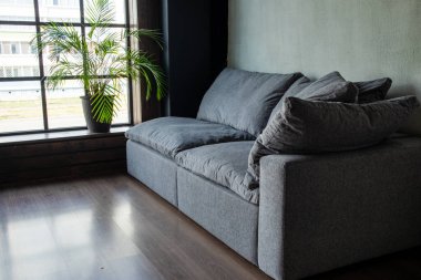 İç kısmında panoramik pencereli modülleri olan yumuşak döşemeli bir kanepe.