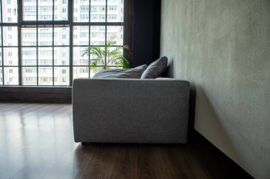 İç kısmında panoramik pencereli modülleri olan yumuşak döşemeli bir kanepe.