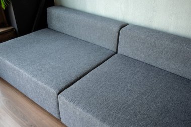 İç kısmında panoramik pencereli modülleri olan yumuşak döşemeli bir kanepe.