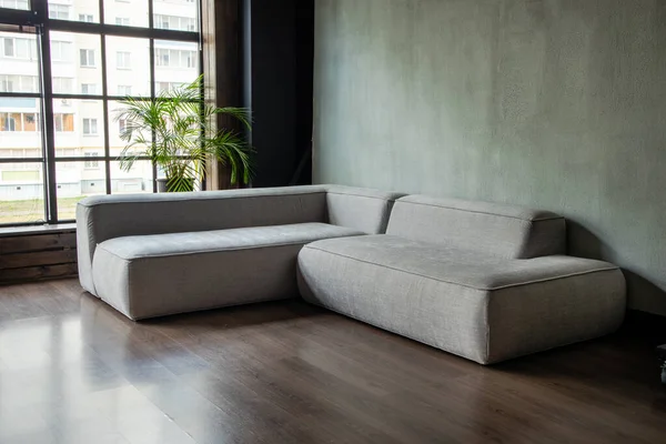 İç kısmında panoramik pencereli modülleri olan yumuşak döşemeli bir kanepe.