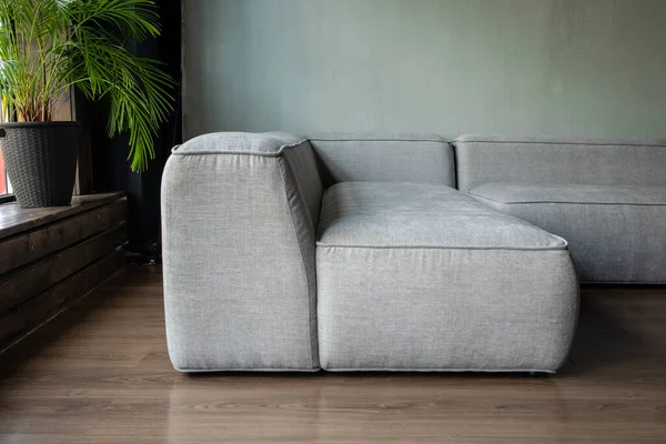 İç kısmında panoramik pencereli modülleri olan yumuşak döşemeli bir kanepe.