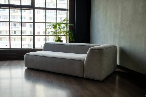 İç kısmında panoramik pencereli modülleri olan yumuşak döşemeli bir kanepe.