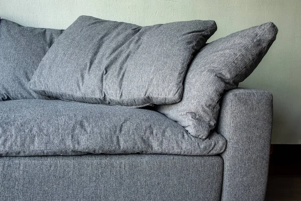 İç kısmında panoramik pencereli modülleri olan yumuşak döşemeli bir kanepe.