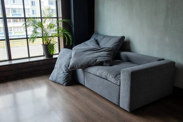 İç kısmında panoramik pencereli modülleri olan yumuşak döşemeli bir kanepe.