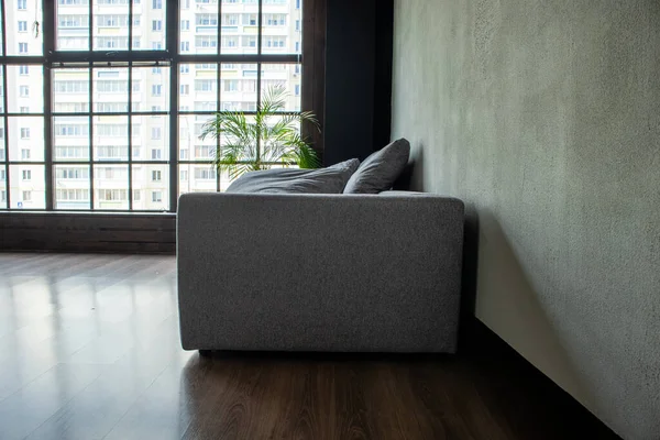 İç kısmında panoramik pencereli modülleri olan yumuşak döşemeli bir kanepe.