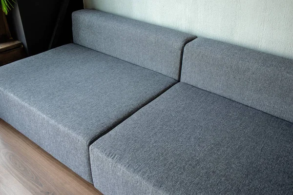 İç kısmında panoramik pencereli modülleri olan yumuşak döşemeli bir kanepe.