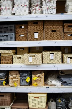 raflarda kutular ve düzenleyiciler