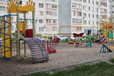 Rusya, naberezhnye chelny - 09.13.2021: bir yerleşim bölgesinde oyun alanı