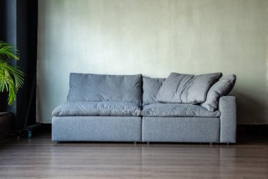 İç kısmında panoramik pencereli modülleri olan yumuşak döşemeli bir kanepe.