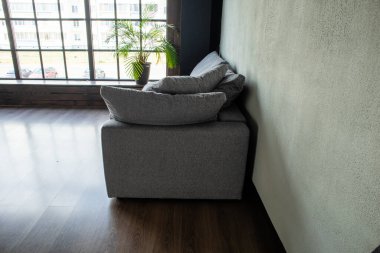 İç kısmında panoramik pencereli modülleri olan yumuşak döşemeli bir kanepe.