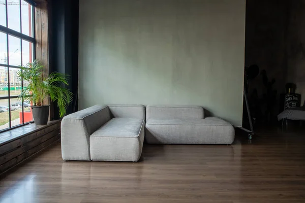 Miękka Tapicerowana Lekka Sofa Modułami Wnętrzu Panoramicznym Oknem — Zdjęcie stockowe