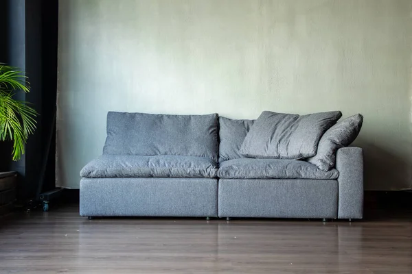 İç kısmında panoramik pencereli modülleri olan yumuşak döşemeli bir kanepe.