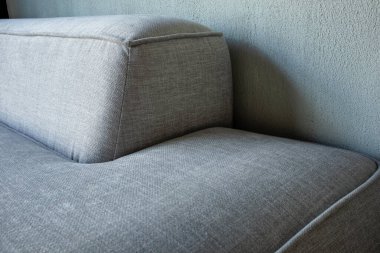 İç kısmında panoramik pencereli modülleri olan yumuşak döşemeli bir kanepe.