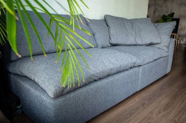 İç kısmında panoramik pencereli modülleri olan yumuşak döşemeli bir kanepe.