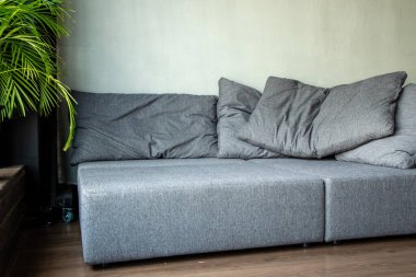 İç kısmında panoramik pencereli modülleri olan yumuşak döşemeli bir kanepe.