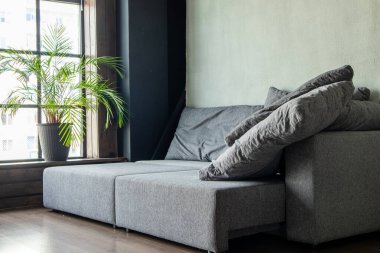 İç kısmında panoramik pencereli modülleri olan yumuşak döşemeli bir kanepe.