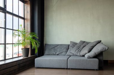 İç kısmında panoramik pencereli modülleri olan yumuşak döşemeli bir kanepe.