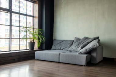 İç kısmında panoramik pencereli modülleri olan yumuşak döşemeli bir kanepe.