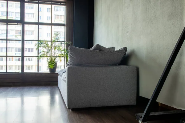 İç kısmında panoramik pencereli modülleri olan yumuşak döşemeli bir kanepe.
